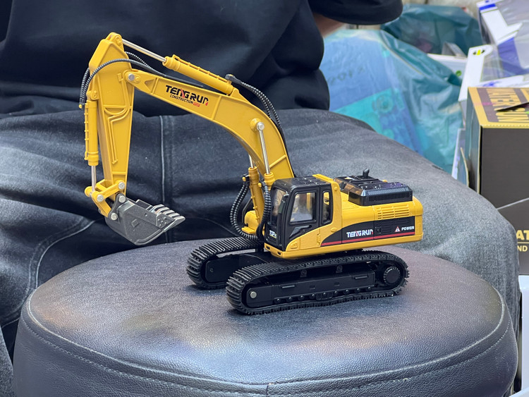 خرید ماکت فلزی بیل مکانیکی ۱:۴۰متحرک | فروشگاه اسباببازی قشم